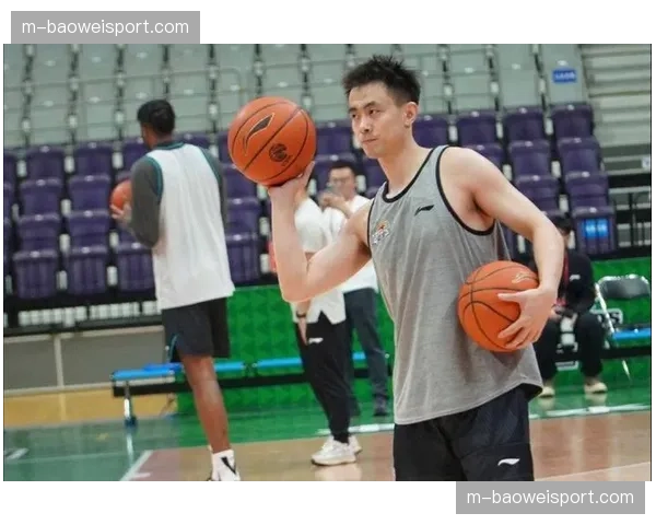 特写:赵继伟赛后加练,重点打磨快速行进间传球精度 特写:赵继伟赛后加练,重点打磨快速行进间传球精度